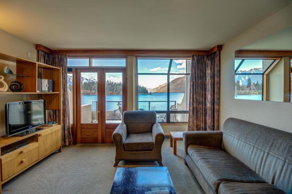 Lakefront Apartments,18 LAKE ESPLANADE ROAD